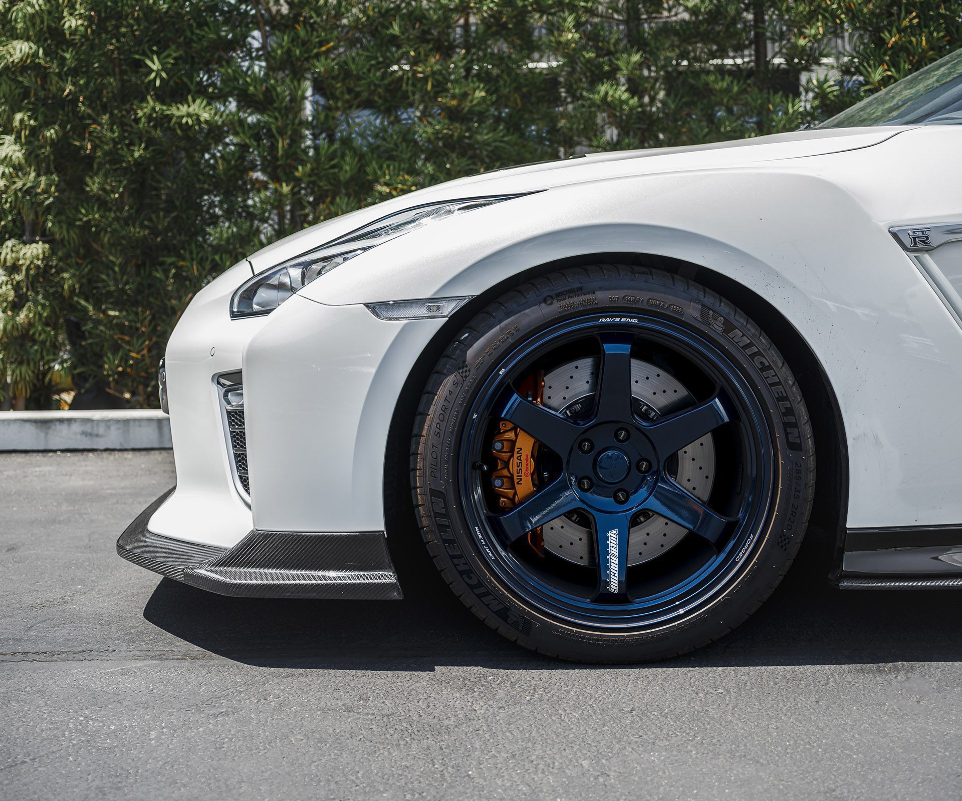 White Nissan R35 GT-R – Varis Carbon Fiber Front Lip And Side Skirts, VOLK TE37 Wheels