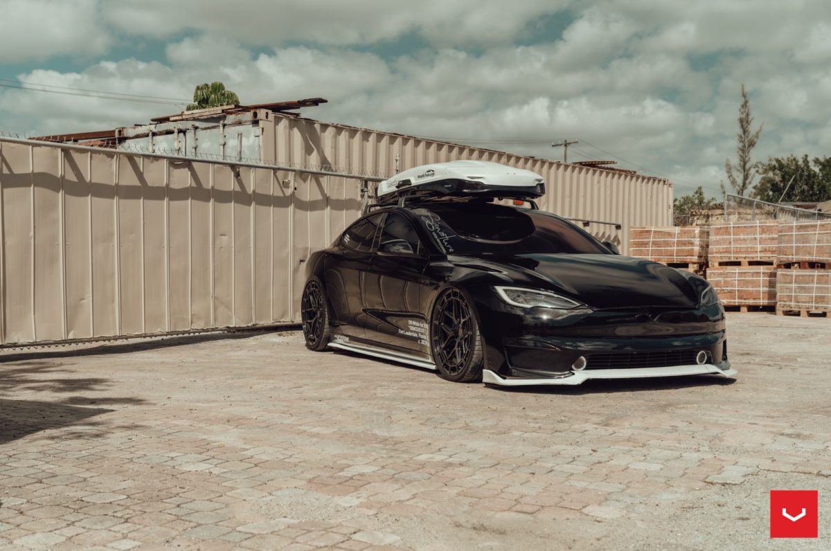 Black Bagged Tesla Model S Plaid – Vossen Hybrid Forged HFX-1 Wheels in Gloss Black