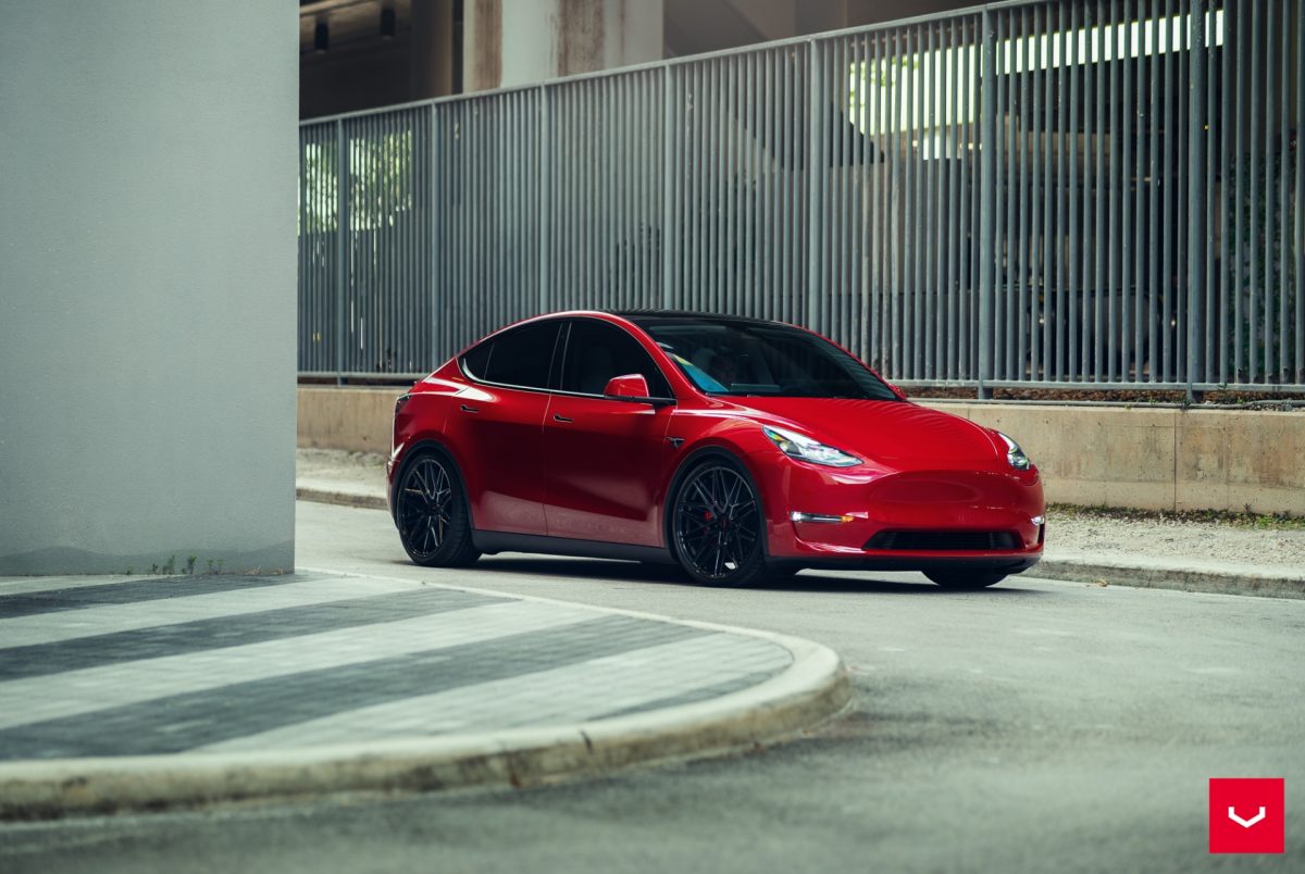 Red Tesla Model Y – Vossen HF-7 Wheels in Gloss Black