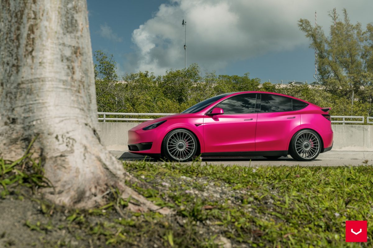 Pink Tesla Model Y – Vossen HF-8 Wheels in Anthracite